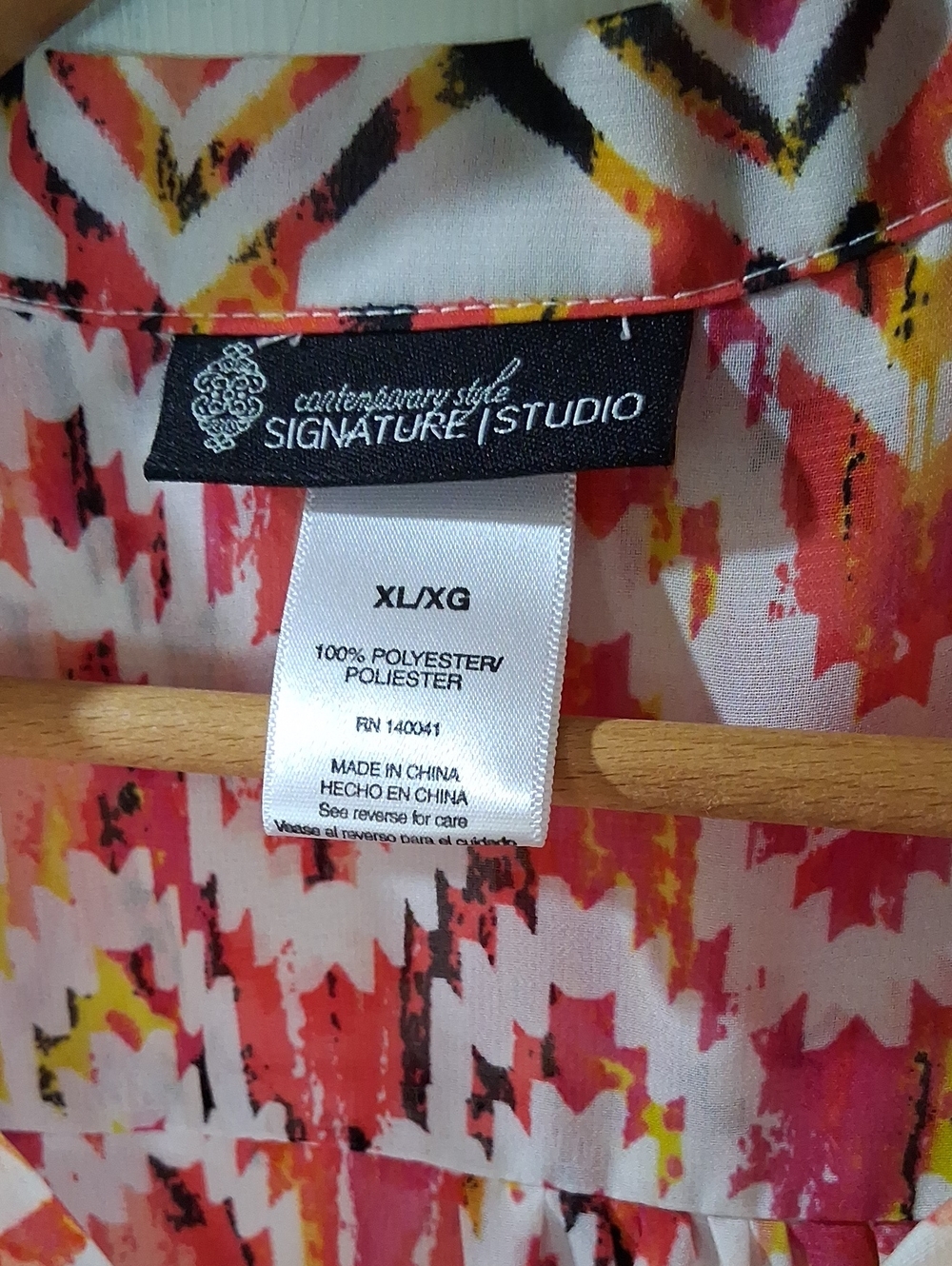 Signature Studio Pink Multi Geometric V-Neck Blouse - Picture 2 of 4